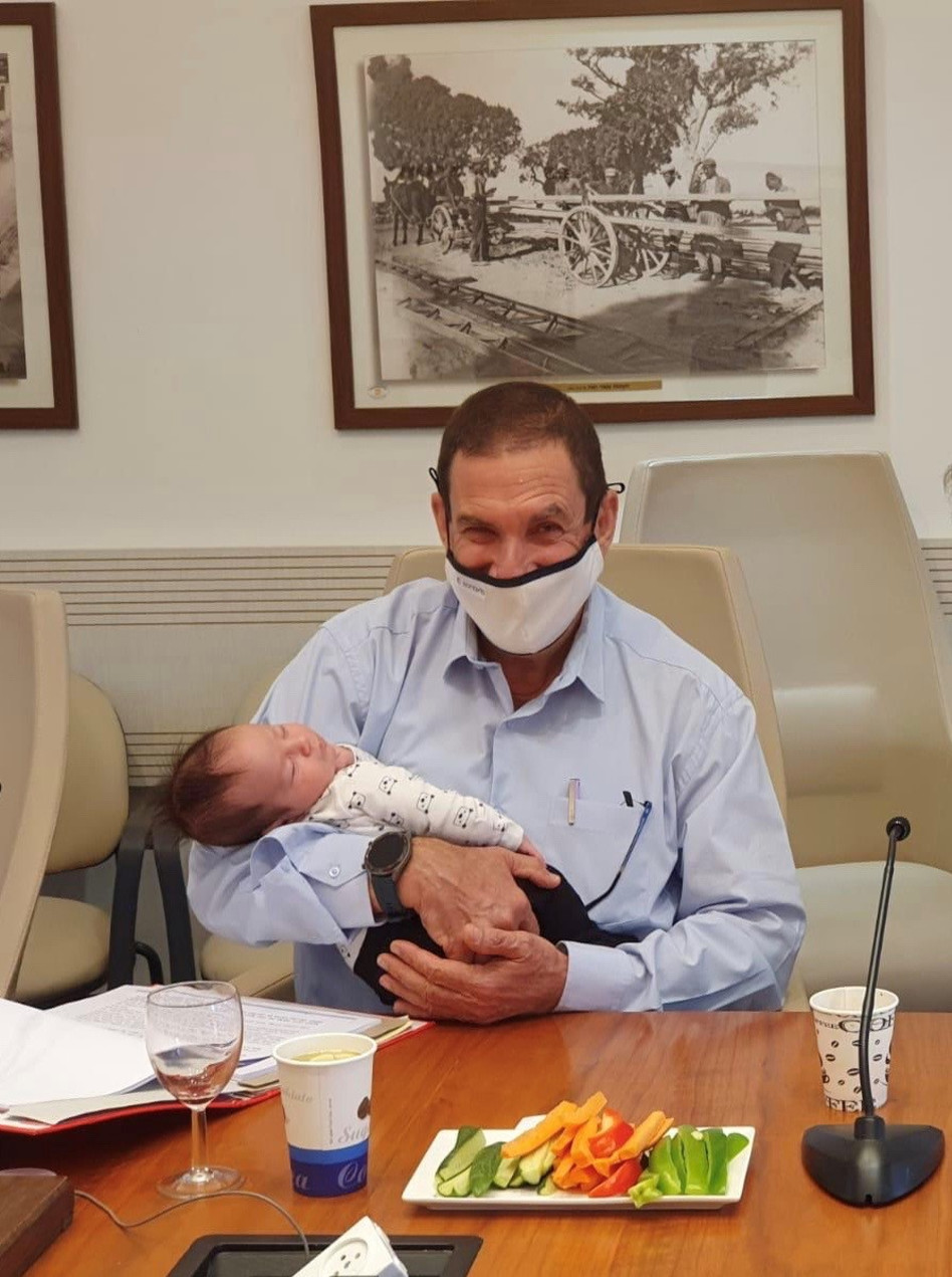   יפתח רון טל ונכדו עומר (צילום: פרטי)