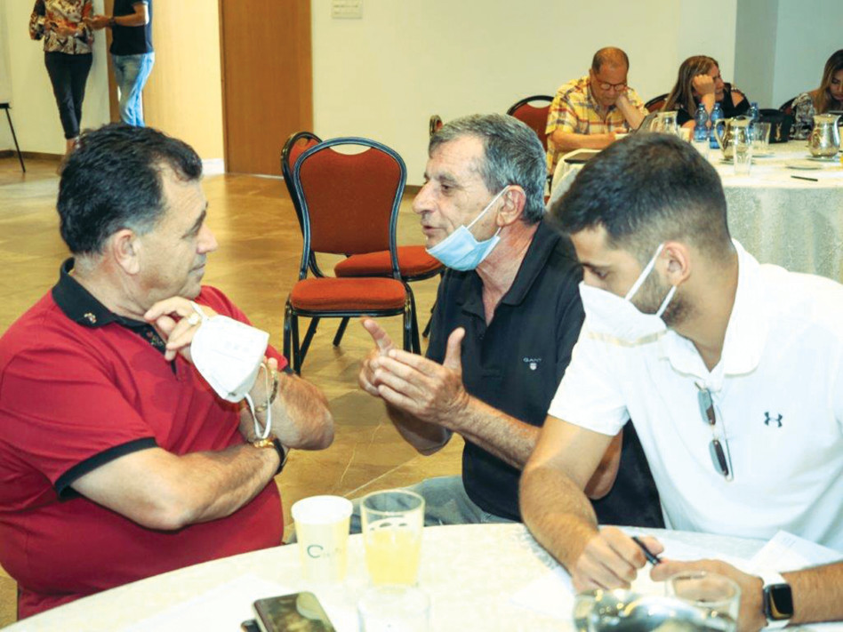 מויאל משמאל עם יו״ר הסתדרות פועלי הבניין בנגב, מישל מיכאל, בשחור (צילום: יח''צ)