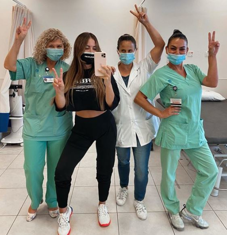 שר פיטנס והצוות שטיפל בה (צילום מסך אינסטגרם)