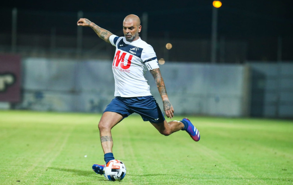 חולה על כדורגל. אייל גולן (צילום: ניב כהן)