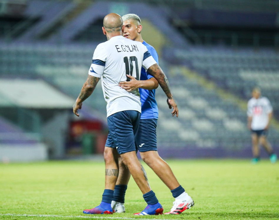 אבא ובן על המגרש. ליאם ואייל גולן (צילום: ניב כהן)