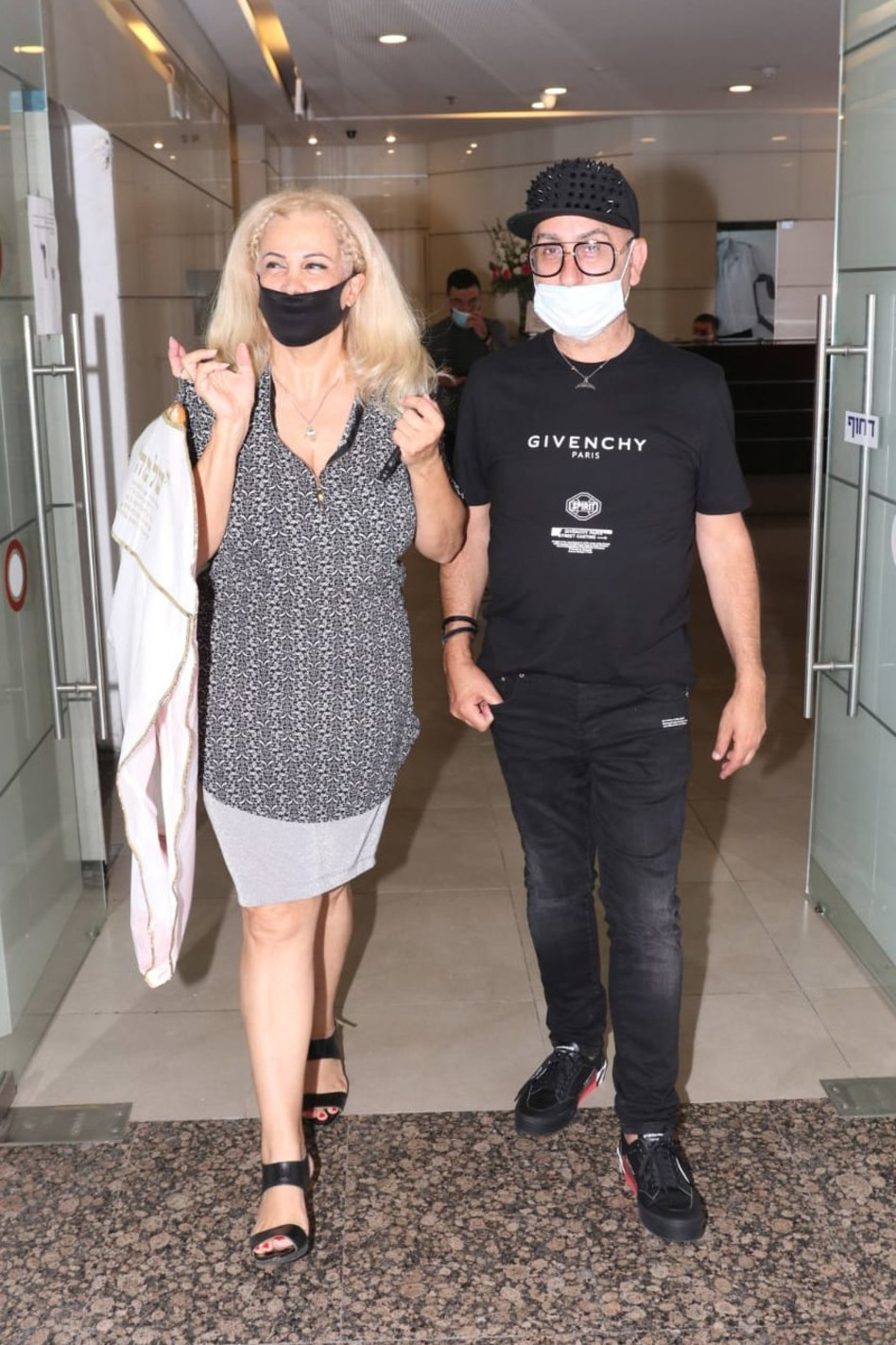 אביקתל מסתירה את השמלה (צילום: אור גפן)