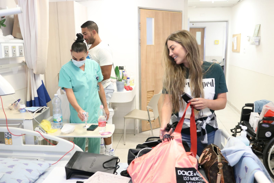 אורזת את הדברים. שר פיטנס (צילום: אור גפן)