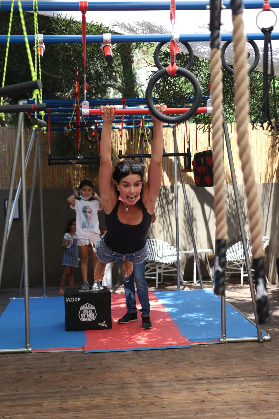 מיכל הקטנה מנסה את מזלה על המתקנים (צילום: אור גפן)