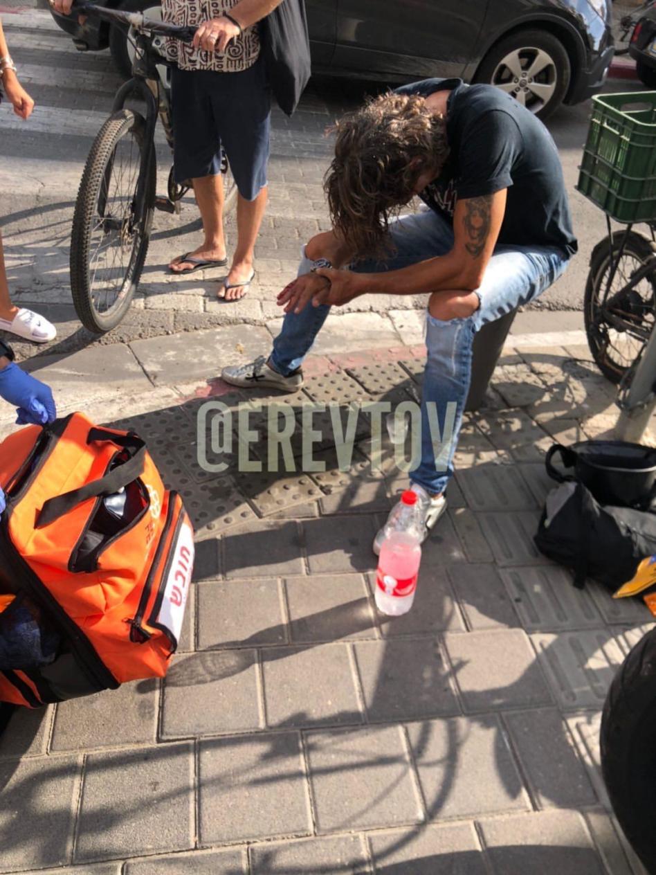 נירו לוי נחבל בידו (צילום: באדיבות ''ערב טוב עם גיא פינס'')