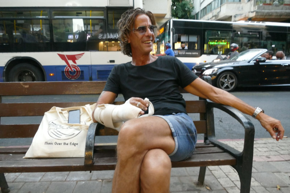 נירו לוי עם הגבס (צילום: אמיר מאירי)