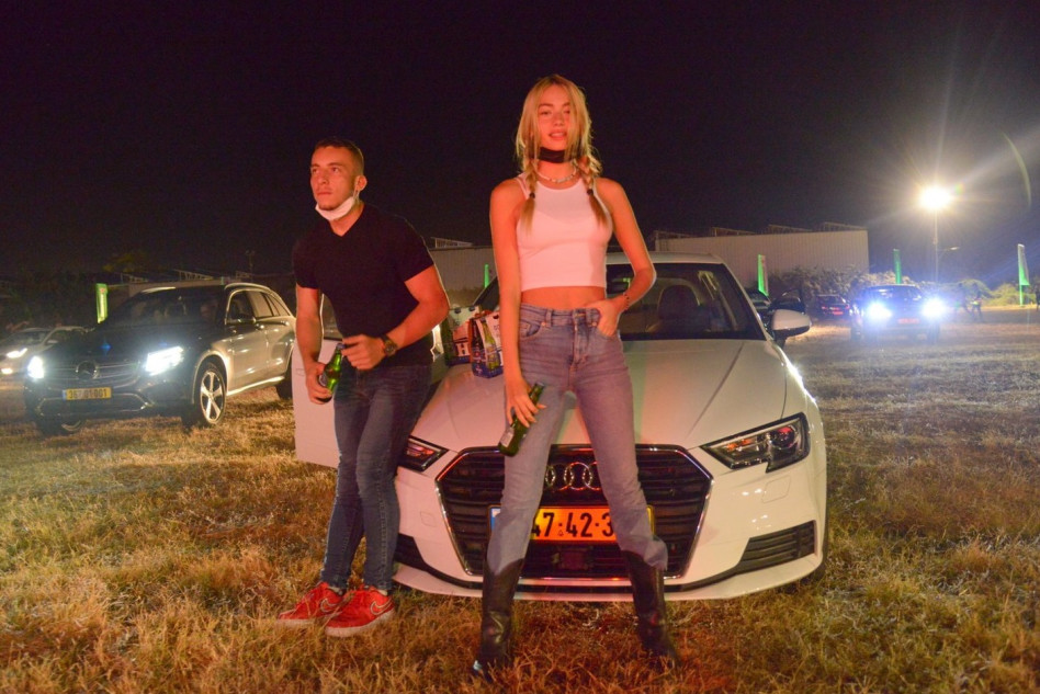 דופקת פוזות בדרייב אין. אלה איילון (צילום: סוכנות ליאת מנדל)