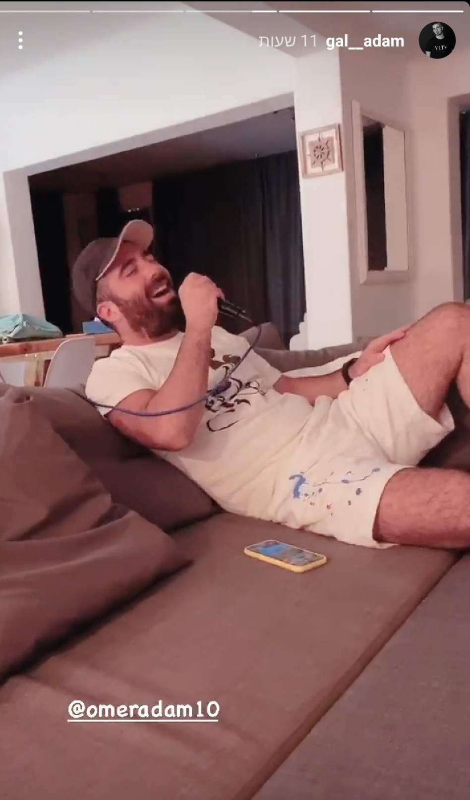 עומר אדם שר ומאושר (צילום: צילום מסך אינסטגרם)