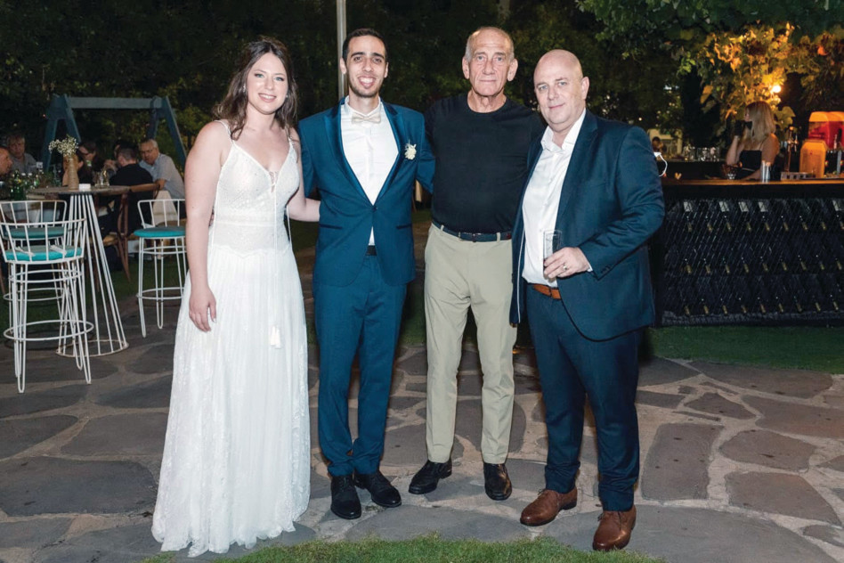 אמיר תמרי האבא, ארבל בתו הכלה, אופיר החתן ואהוד אולמרט (צילום: תומר מונטילה)