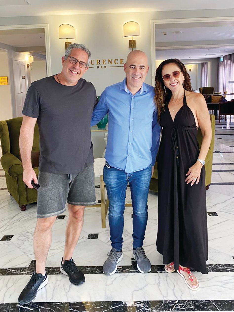מיכל ויואב צפיר עם עומר פורת מנכ''ל המלון (צילום: יח''צ)