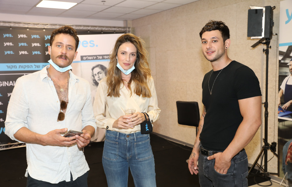 מתבודד עם חברים אחרים. (ישראל אוגלבו, מלי לוי, מיכאל אלוני. צילום: רפי דלויה)