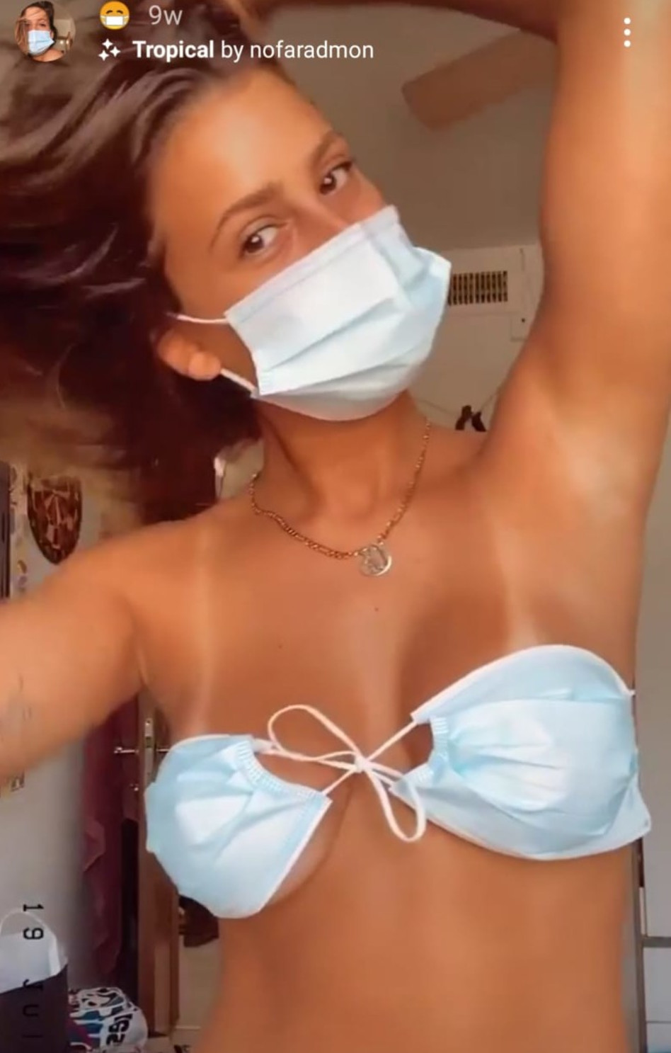 כשמסכות היו פריט לבוש עבורה. גל גברעם (צילום: צילום מסך אינסטגרם)