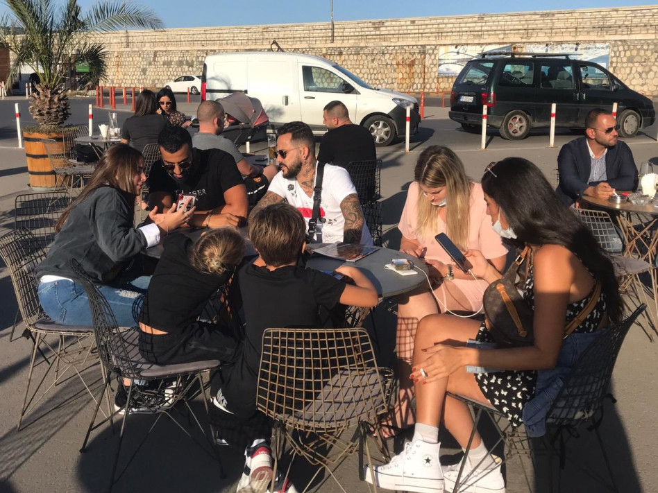 עסוקים בטלפון. אסי בוזגלו, רגב הוד ובני המשפחה(צילום: צילום מסך אינסטגרם)