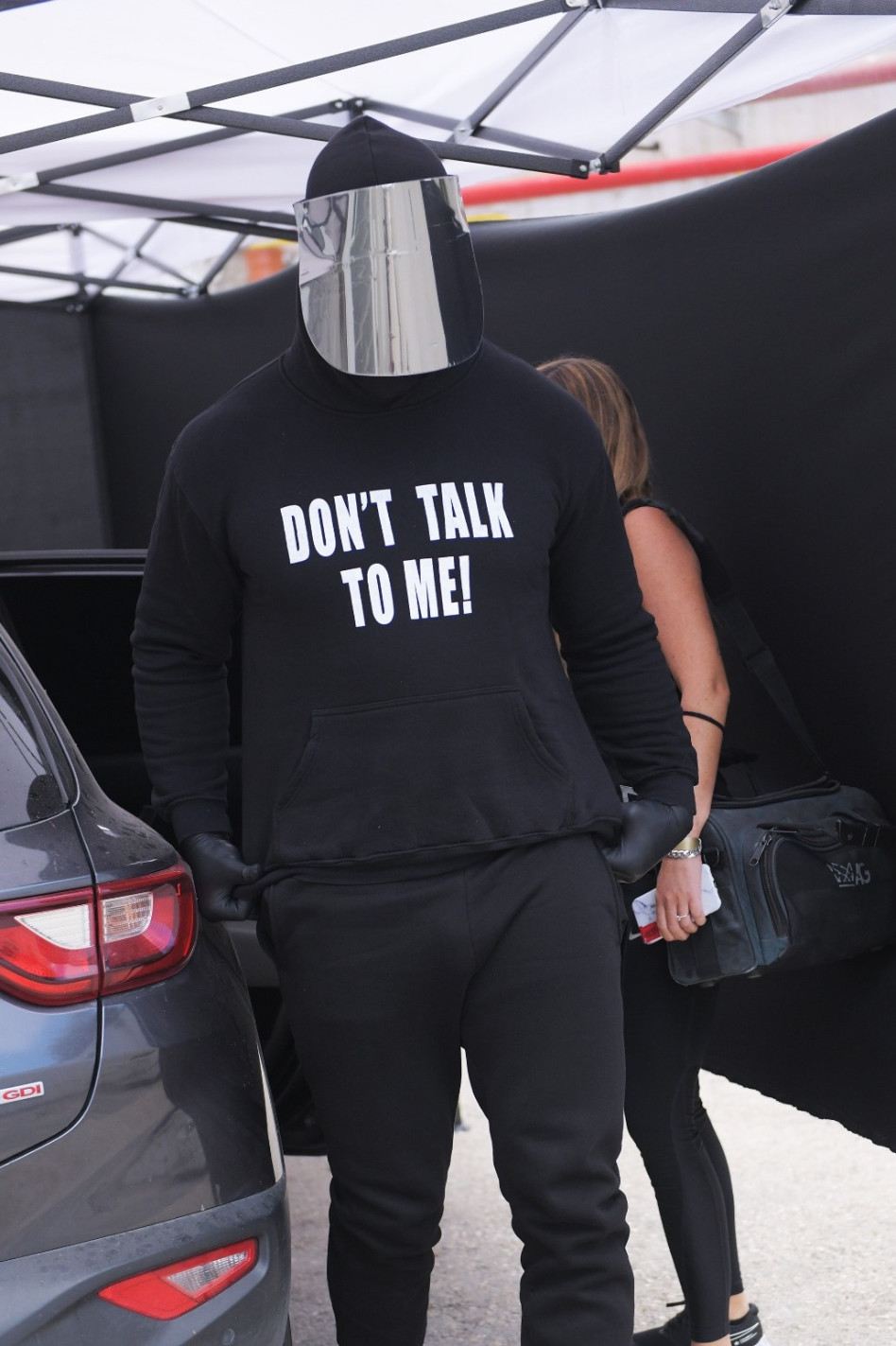 מזהים? הזמר במסכה (צילום: ערן לוי)