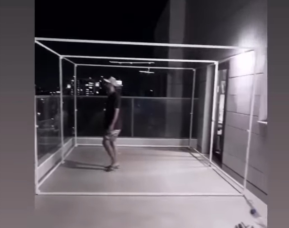 דודו אהרון בונה סוכה (צילום: צילום מסך אינסטגרם)