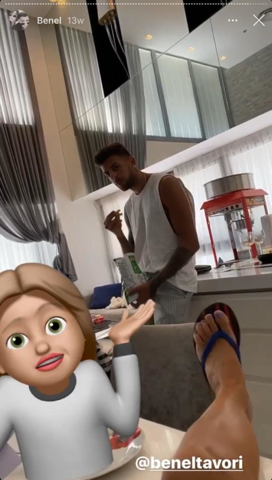 זה פופקורן שם מאחורה? (צילום: צילום מסך אינסטגרם)