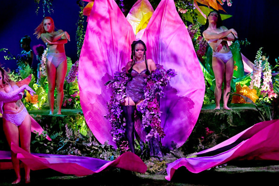 ריהאנה בתצוגת האופנה שלה. מה עוללת הפעם?(צילום: kevin mazur gettyimages)