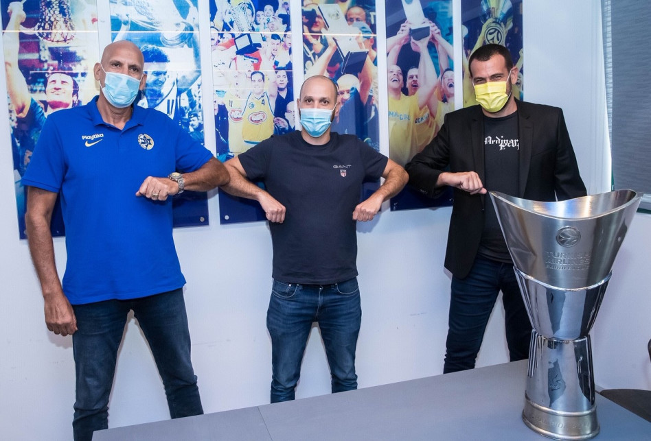 עדלי מרכוס, רועי אלבז ודורון ג'מצ'י (צילום: מכבי תל אביב, האפליקציה הרשמית)