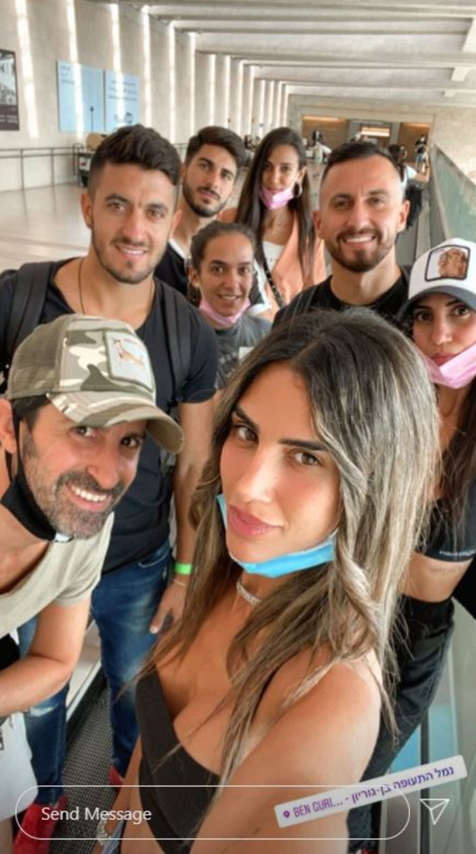 פאני בוזגלו עם בן זוגה אושרי וחברים נוספים (צילום: צילום מסך אינסטגרם)