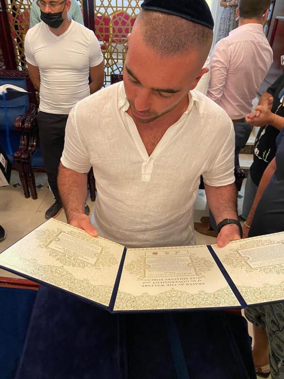 עומר אדם בבית הכנסת באיחוד האמירויות (צילום: באדיבות עופר מנחם תקשורת ויחסי ציבור)