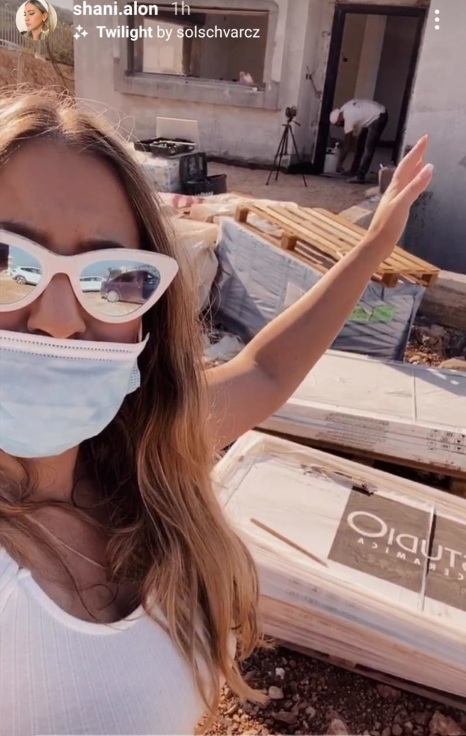 שני אלון ליד הבית החדש (צילום: צילום מסך אינסטגרם)