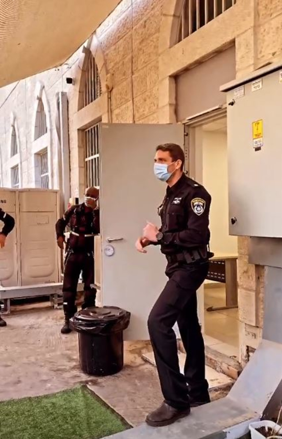 אסיף אלקיים בתדריך שוטרים (צילום: צילום מסך אינסטגרם)