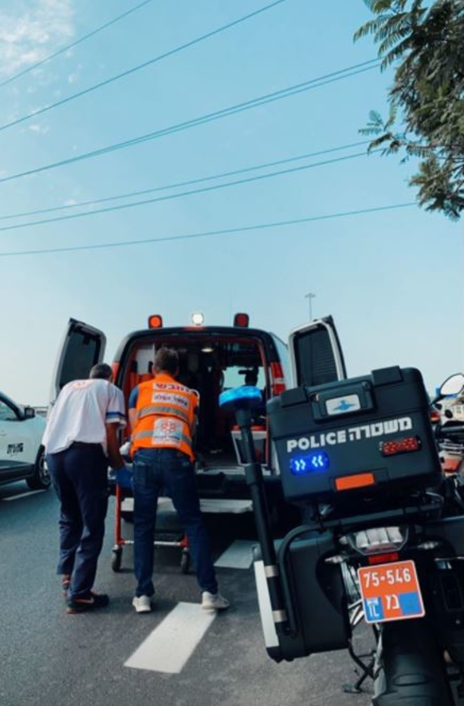 אסיף מגיע לתאונת אופנוע (צילום: צילום מסך אינסטגרם)