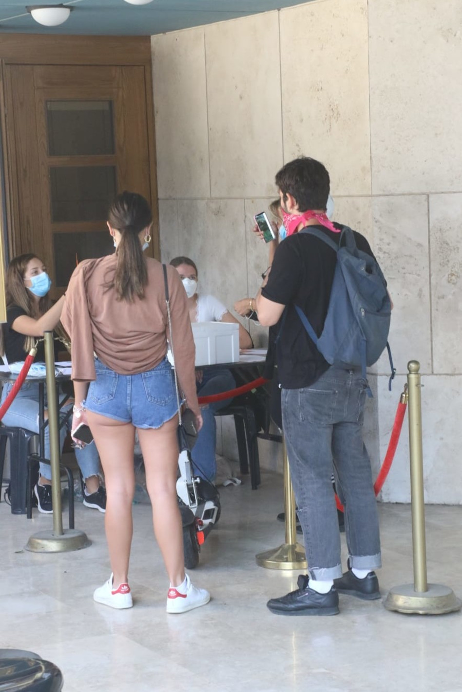 נבדקים לקורונה (צילום: פול סגל)