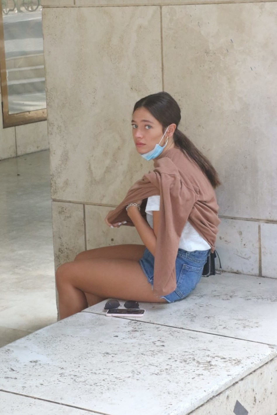 ממתינה בנפרד. ריף נאמן (צילום: פול סגל)