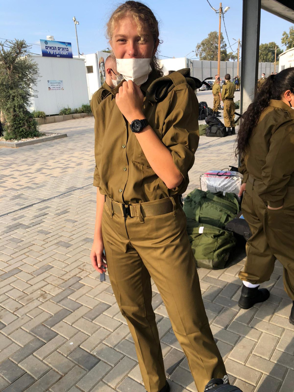 דורית רבליס בתמונה ראשונה על מדים (צילום: יח''צ)