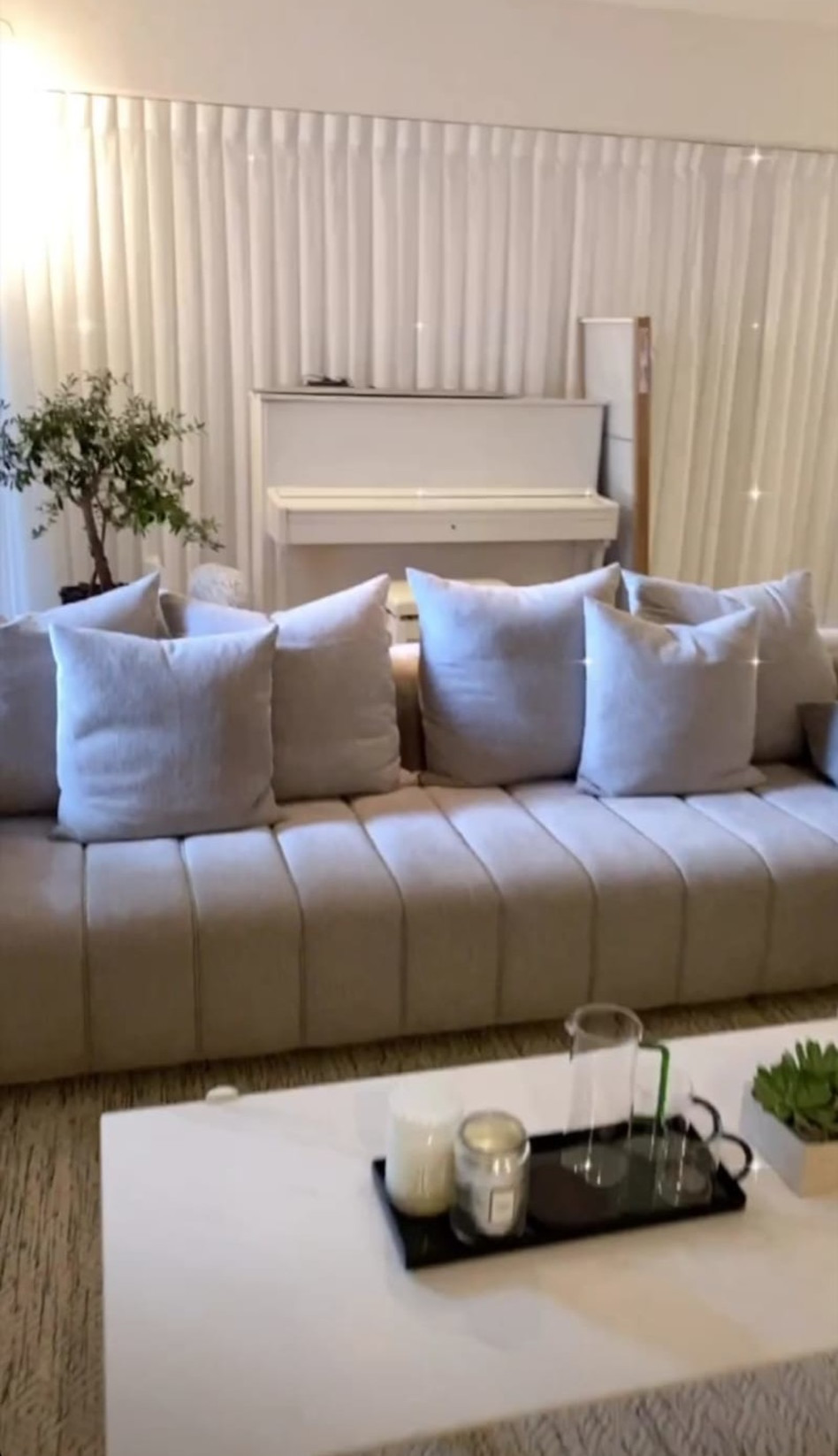 הסלון המפואר של בן אל תבורי (צילום: צילום מסך אינסטגרם)