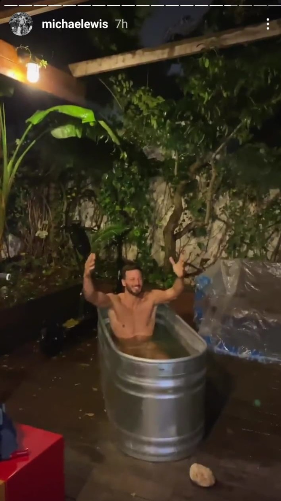 מייקל לואיס חוגג את הגשם (צילום: צילום מסך אינסטגרם)