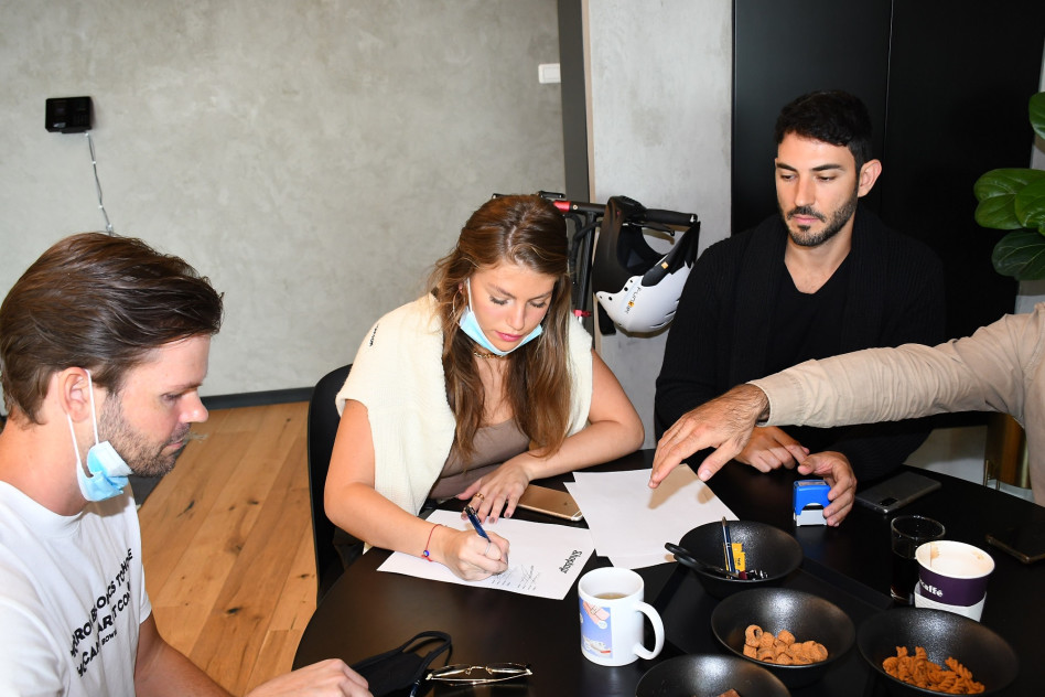 תחתמי כאן וכאן וכאן. טיילור מלכוב (צילום: אביב חופי)