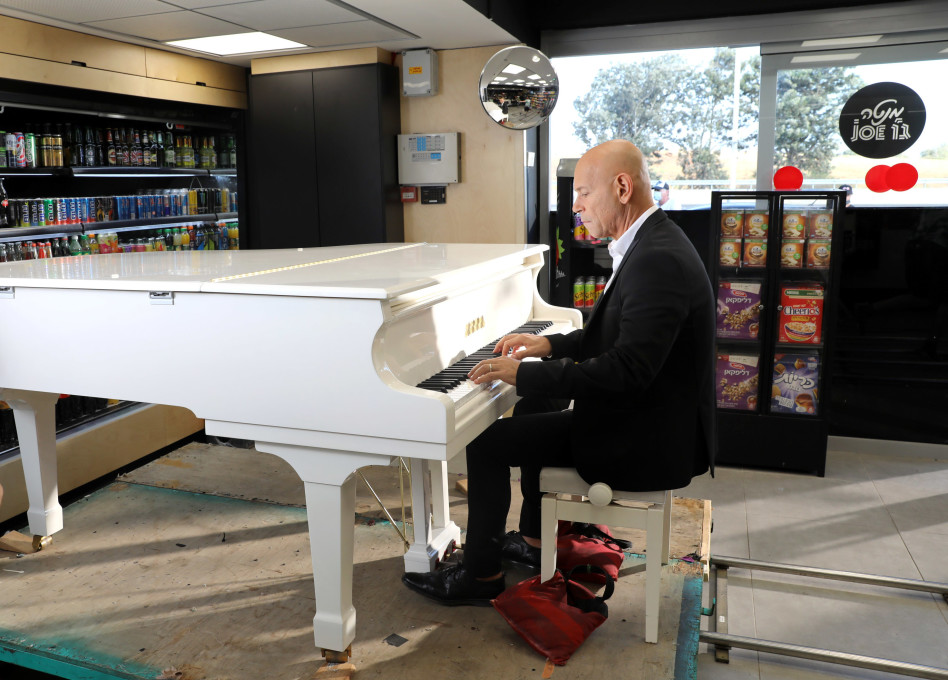 בלוק המוכר. רמי קליינשטיין (צילום: רפי דלויה)