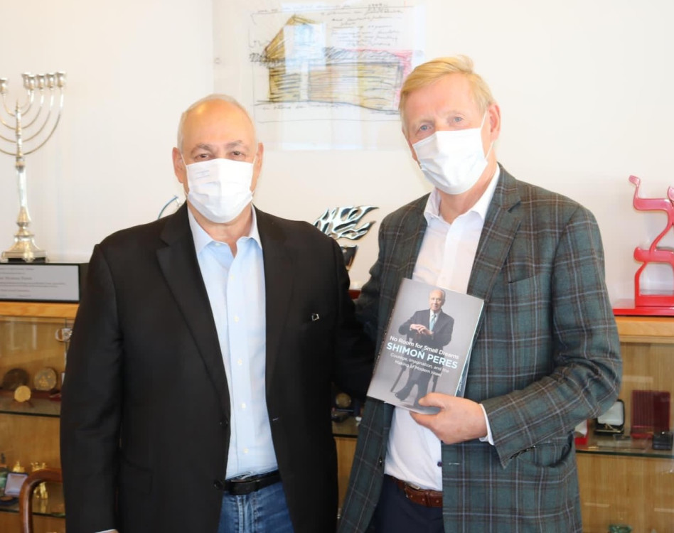 קאר ריידר-אס וחמי פרס&nbsp;   (צילום: מרכז פרס לשלום וחדשנות)