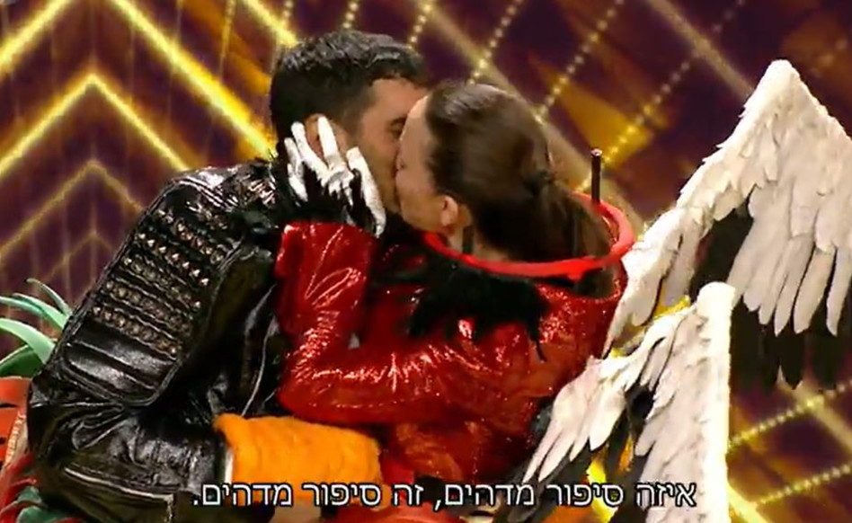 צחי הלוי ולוסי אהריש מתנשקים על הבמה (צילום: צילום מסך מתוך קשת 12)