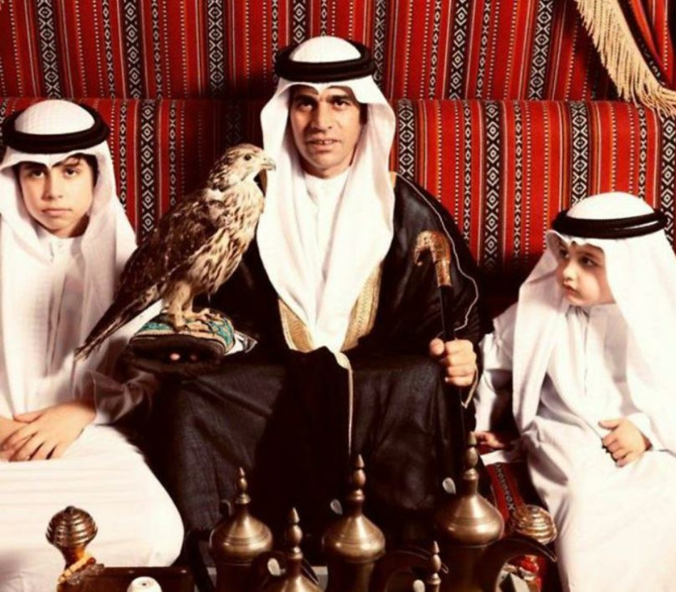 אביב גפן ובניו עם הבז בדובאי (צילום: צילום מסך אינסטגרם)