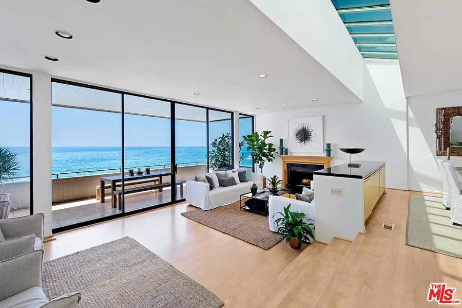 The living room (Photo: zillow)