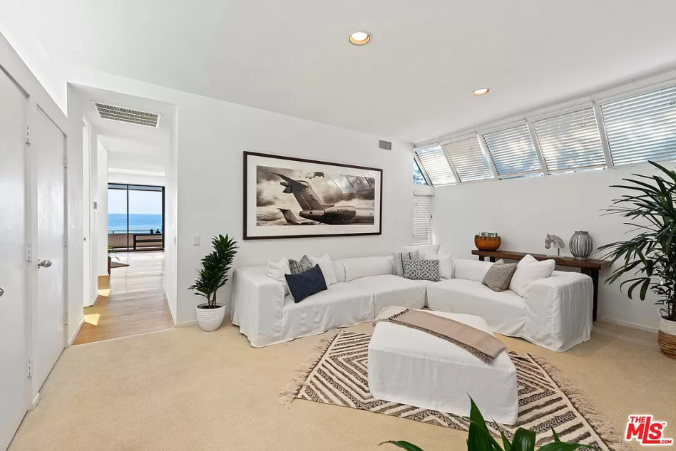 Guest room (Photo: zillow)
