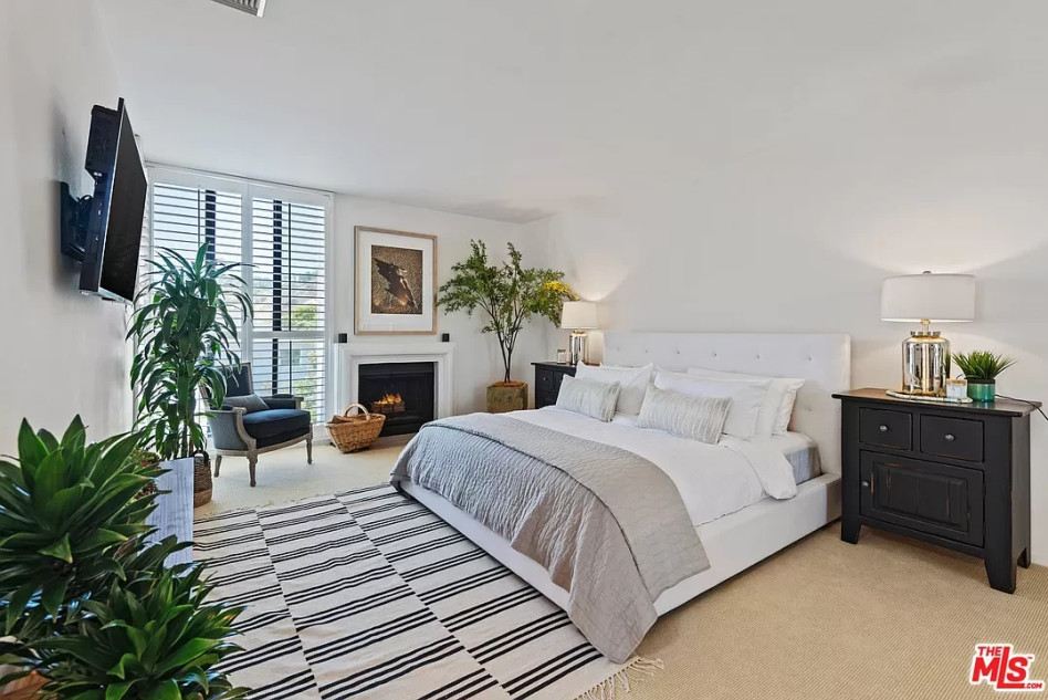 The bed fits us (Photo: zillow)