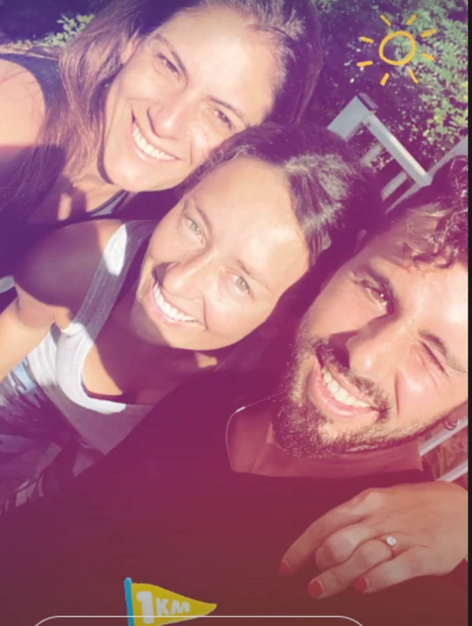 רוני לוי וטבעת האירוסים יחד עם הגר משה ומאמן הכושר שלהן(צילום: צילום מסך אינסטגרם)