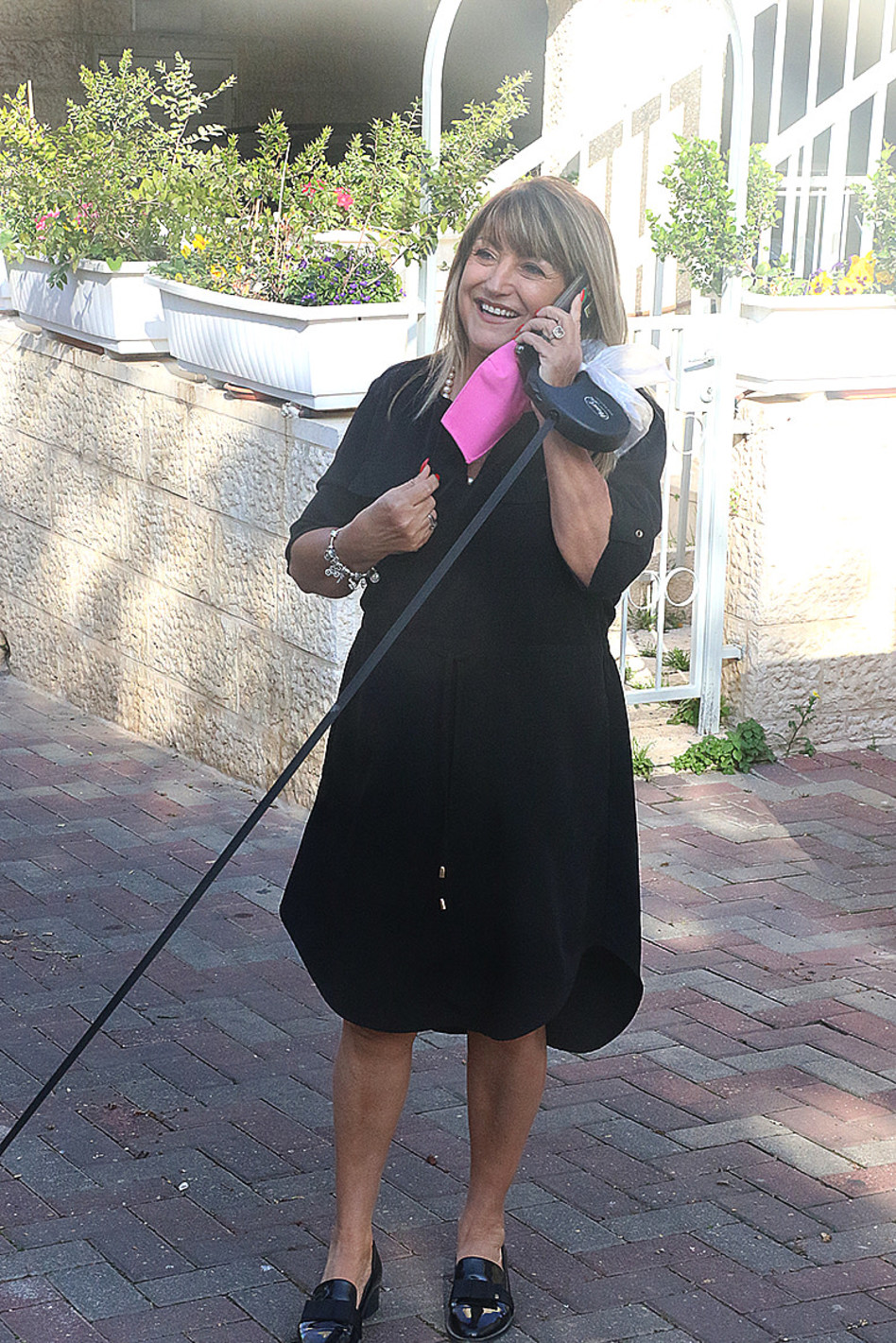 מתעדכנת בנעשה בחוץ (צילום: פול סגל)