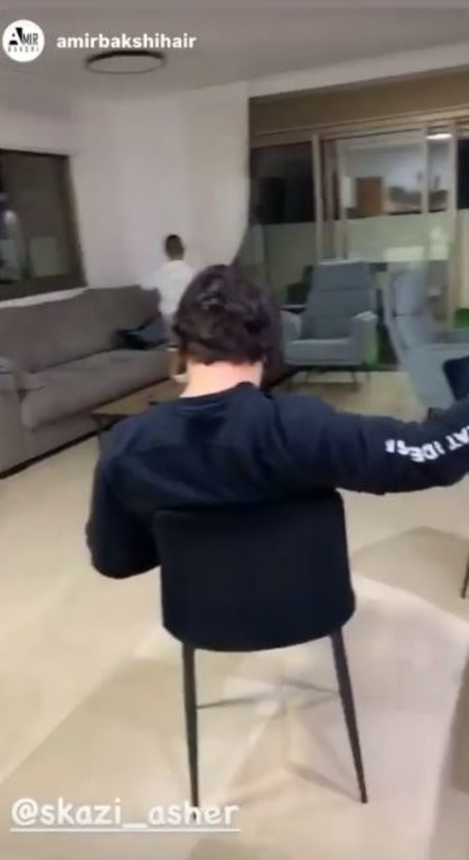 סקאזי מאחור (צילום: צילום מסך אינסטגרם)