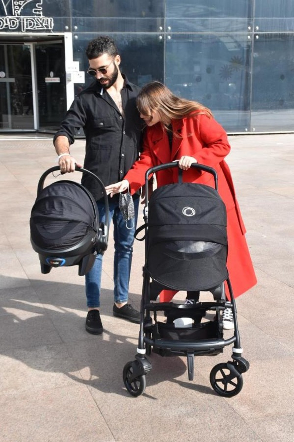 בודקת שהכל בסדר. עמית פרקש, יאיר יונס (צילום: צ'ינו)