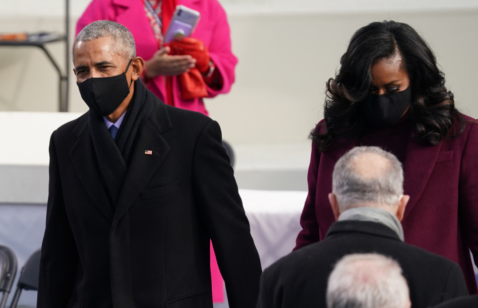 ברק ומישל אובמה מגיעים להשבעת ביידן (צילום: REUTERS/Kevin Lamarque)