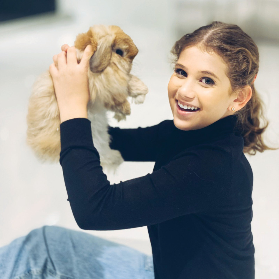 מישל ראידמן והארנב (צילום: לאל אוטניק)