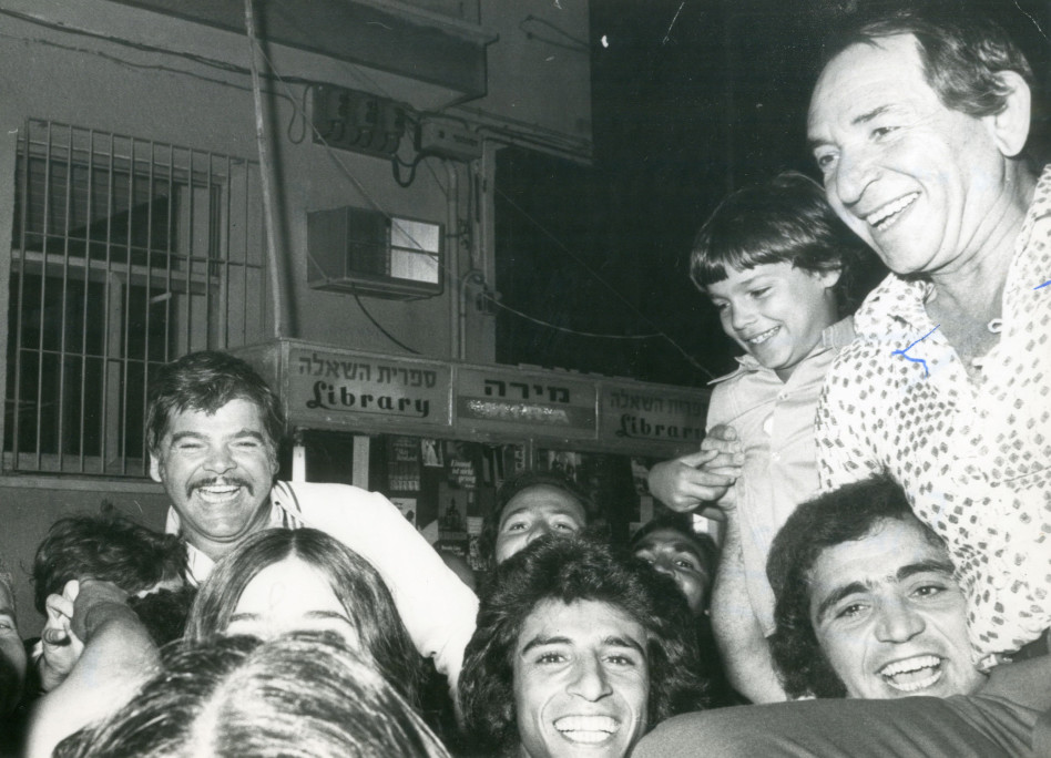 ראובן בר יותם עם מעריצים, 1975 (צילום: ישמח יצחק)
