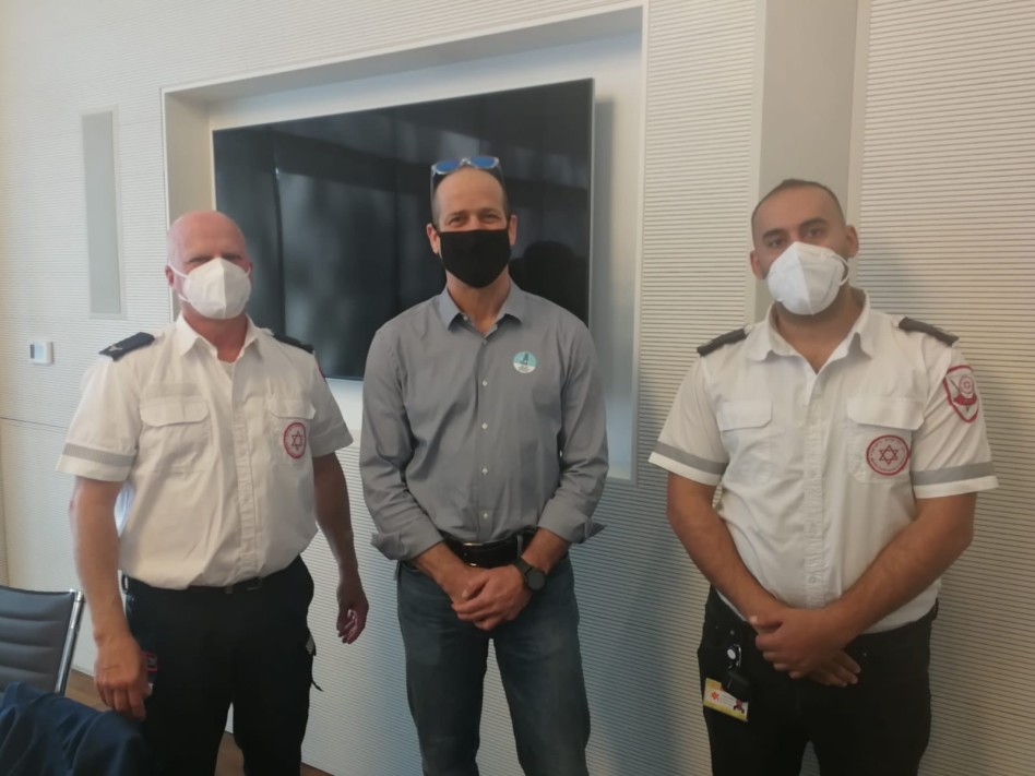 רן עוז וצוות המחסנים (צילום: דלית ויכסלבאום)