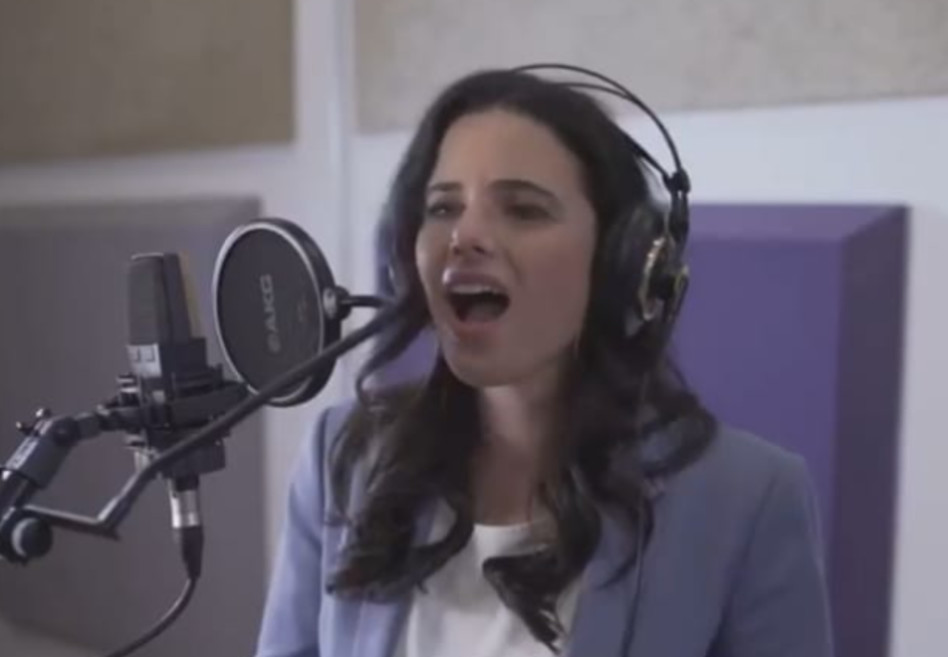 איילת שקד מפגינה יכולות שירה (צילום: צילום מסך טוויטר)