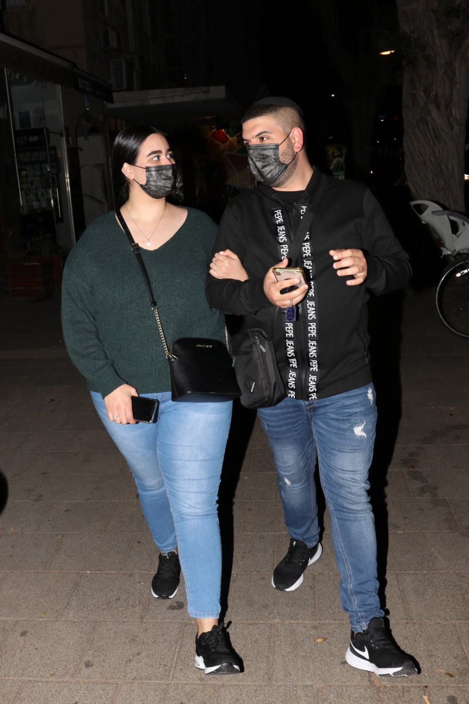 עפנו על הלבוש התואם. שלומי יפרח וארוסתו טליה (צילום: אור גפן)